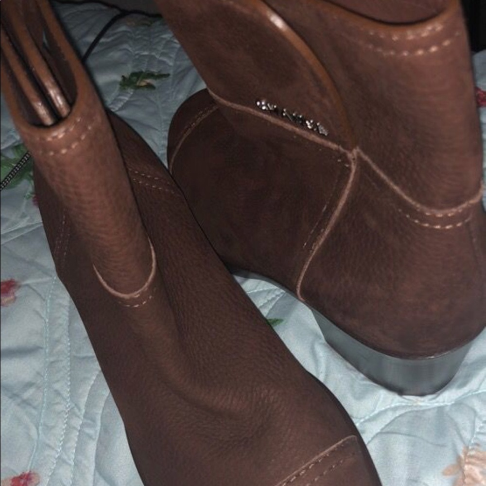 Boots - Picture 4 of 4